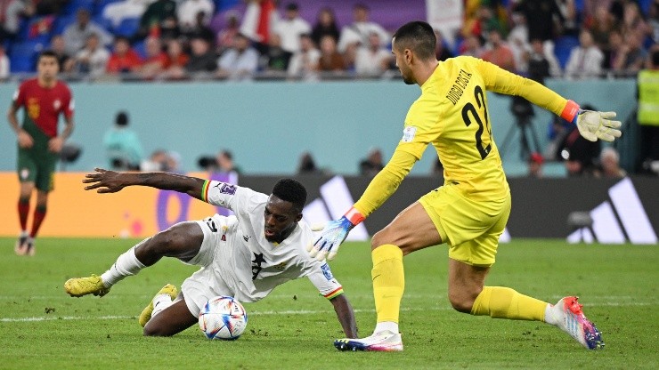 Iñaki Williams casi deja en ridículo a Diogo Costa.