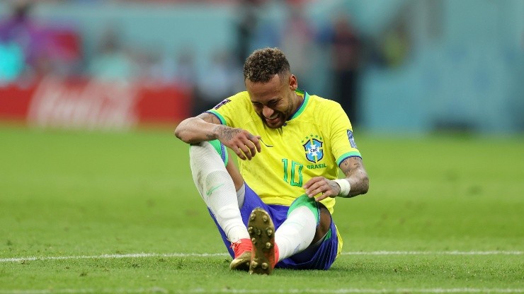 Neymar salió lesionado ante Serbia.