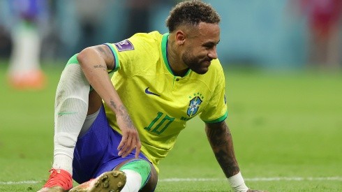 Neymar y sus muestras de dolor ante la lesión que sufrió en el partido entre Brasil y Serbia en Qatar 2022.