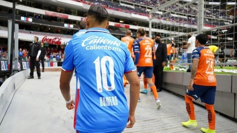 Ángel Romero en un partido con Cruz Azul