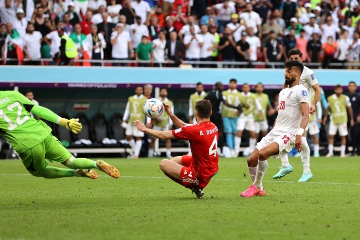 Rezaeian definió por arriba para el segundo gol iraní. (Getty Images)
