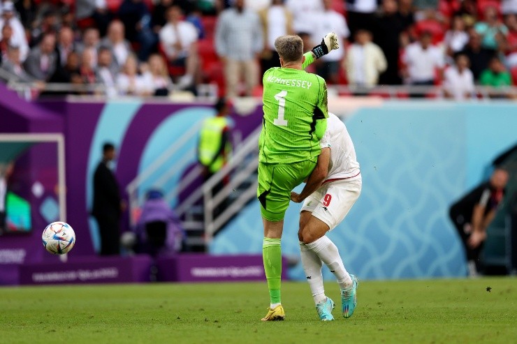 Hennessey llegó tarde e impactó a Taremi. (Getty Images)