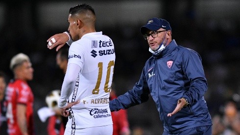 Andrés Lillini frente a Favio Álvarez durante un partido en CU.