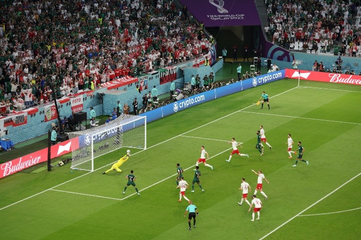 En un polémico fallo arbitral, el arquero polaco contuvo el tiro de Al-Dawsari (Getty Images)