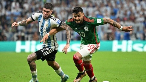 Alexis Vega of Mexico battles for possession with Rodrigo De Paul of Argentina