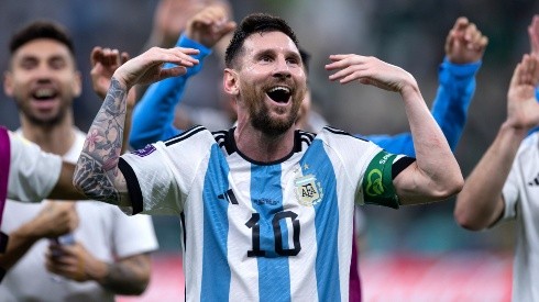Lionel Messi lidera el festejo de Argentina tras la victoria contra México.