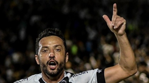 Agif/Thiago Ribeiro - Nenê comemora com a torcida do Vasco