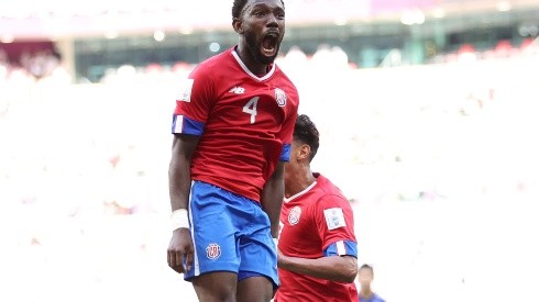 Fuller marcó un gol histórico para Costa Rica, que lo deja con chances de seguir en Qatar 2022.