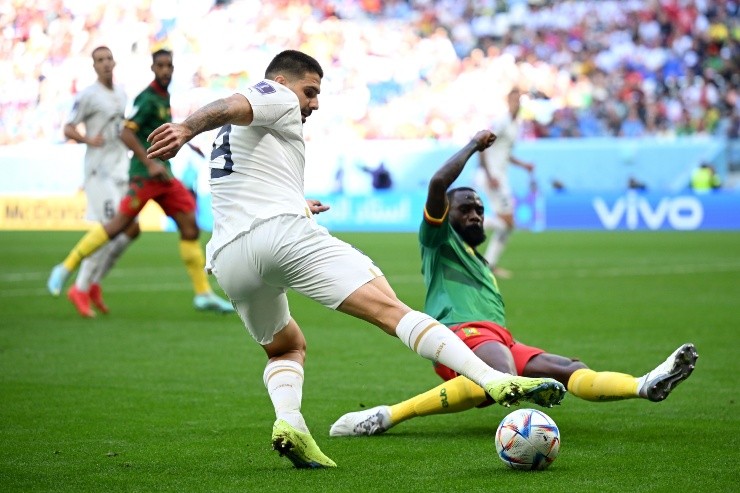 Mitrovic recortó con excelencia pero su remate dio en el palo (Getty Images)