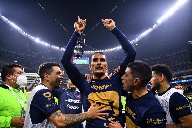 Ciudad de Mexico, 27 de noviembre de 2021. Higor Meritao en festejo de gol , durante el partido de vuelta de los cuartos de final del torneo Grita Mexico Apertura 2021 de la Liga BBVA MX, entre Águilas del America y Pumas de la UNAM, celebrado en el estadio Azteca. Foto: Imago7/Rafael Vadillo