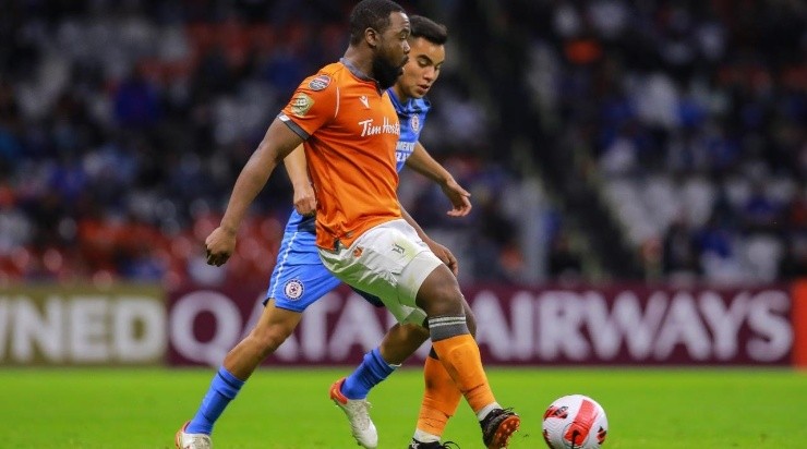 Carlos Rodríguez (L) of Cruz Azul battles for the ball against Dominic Samuel (R), of Forge FC during the Concacaf Champions League  (Photo by Manuel Velasquez/Getty Images)