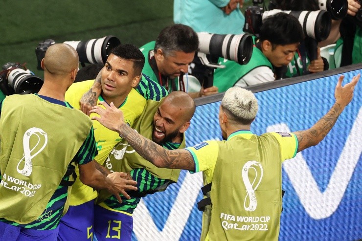 Dani festeja el gol con sus compañeros (Getty Images)