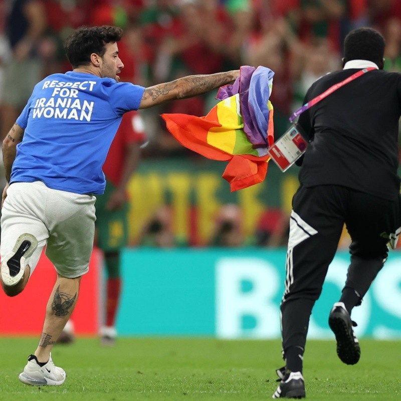 Invasión: un hincha se coló al Portugal vs. Uruguay con la bandera LGBT