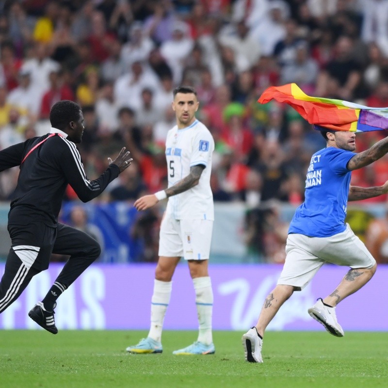 Hincha ingresó a la cancha con bandera del LGTB en Portugal vs. Uruguay