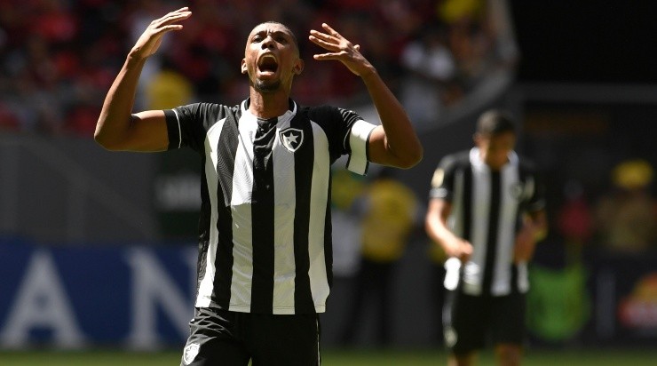 Foto: Mateus Bonomi/AGIF - Kanu: zagueiro pode deixar o Botafogo