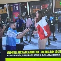 ¡El amor! Argentino pide matrimonio a su novia polaca afuera del estadio
