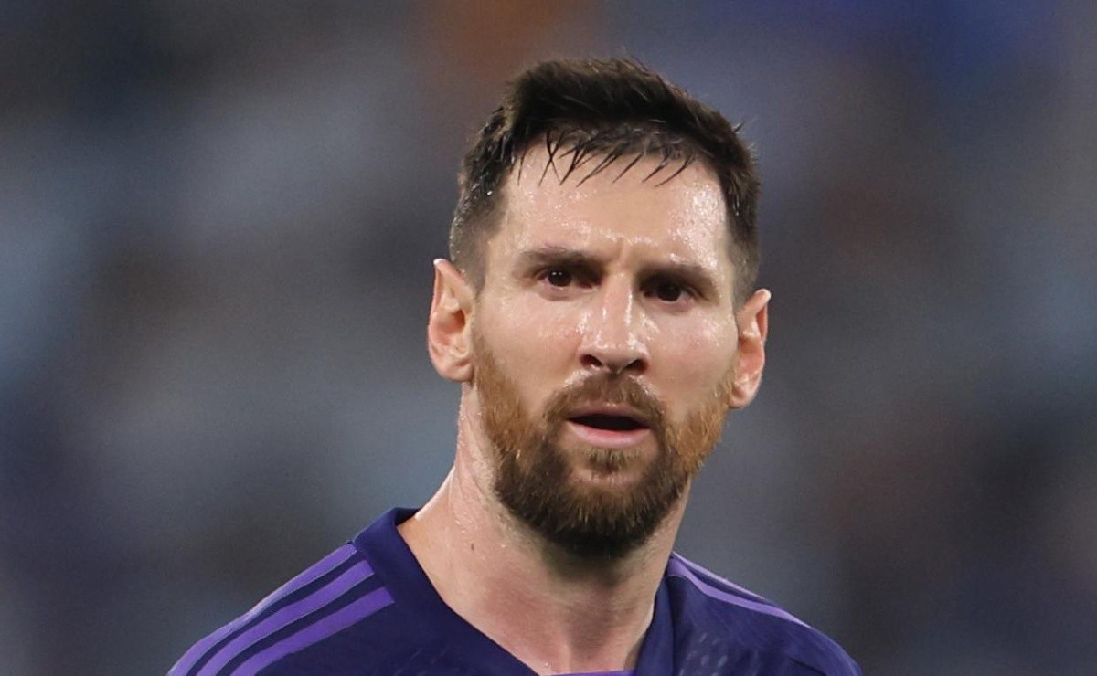 “Sin pararse encima de la pared”;  Messi responde al boxeador y manda a la Real a la bandera mexicana al ‘pie’ de Argentina