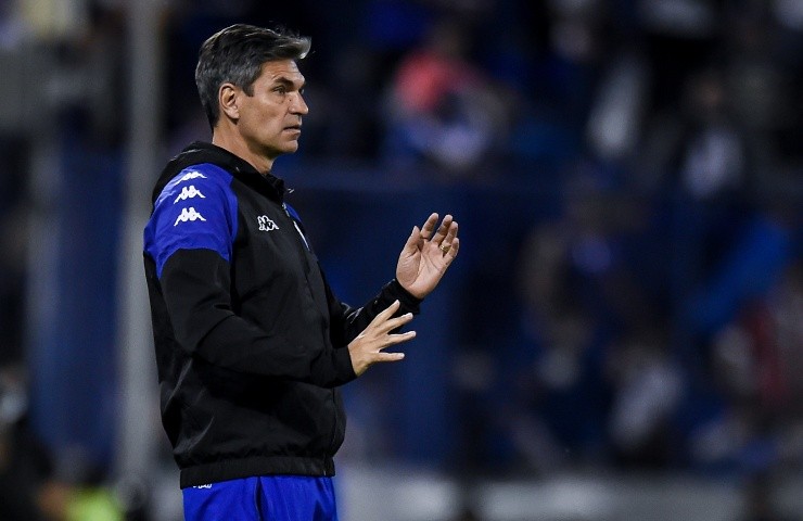 Universidad de Chile ya se prepara para lo que es su temporada 2023, en la que dentro de sus primeras grandes prioridades para dicho año era encontrar a su nuevo entrenador y hace unos días lograron dar en el nombre ideal dentro del directorio ‘Azul’ tras oficializar al argentino Mauricio Pellegrino como su nuevo estratega. Tras la confirmación de su nuevo DT, un ex jugador del ‘Romántico Viajero’ como lo fue Jean Beausejour comentó en el programa ‘F Show’ sobre el arribo de Mauricio Pellegrino a la U, a quien considera un gran nombre, pero desde ya le lanza un importante mensaje a la directiva del club para poder de buena forma con el argentino. “La U hizo todo lo que hay que hacer con respecto al técnico. Ahora Pellegrino en sí mismo es un muy buen técnico, ahora hay que darle las opciones, los jugadores, hay que armarle un once o un trece, sino que dieciocho jugadores competitivos. Más los tres juveniles que se podrán sumar en esta U 2023”, partió señalando Beausejour. Ante el punto anteriormente mencionado, el ‘Bose’ es claro en señalar que de darse aquello, Pellegrino podría comenzar a conseguir grandes avances con la plantilla de la U, la que incluso lo podría llevar a volver a pelear por títulos. “En la medida que se sumen todos esos componentes e ingredientes, seguramente la U va a tener un año más tranquilo que este año que termina y porque no, pelear cosas más importantes”, declaró en ESPN. Finalmente, Beausejour volvió a recalcar que todo esto dependerá si en la Universidad de Chile le brindarán todo lo que Pellegrino considere necesario para poder parar su proyecto que busca dentro del club. “Todo esto siempre y cuando estén condicionados a entregarle las herramientas al entrenador para que pueda desarrollar de buena forma su trabajo”, cerró. 