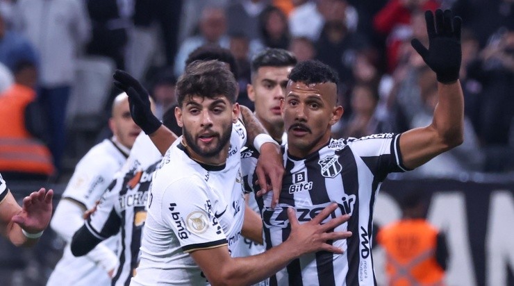 Foto: Marcello Zambrana/AGIF - Sobral em disputa com Yuri Alberto, do Corinthians.