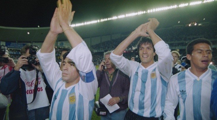 Brazos en alto: Maradona y, por detrás, Chamot y Cáceres