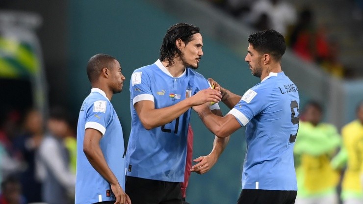 Luis Suárez pasándole la cita a Edinson Cavani.