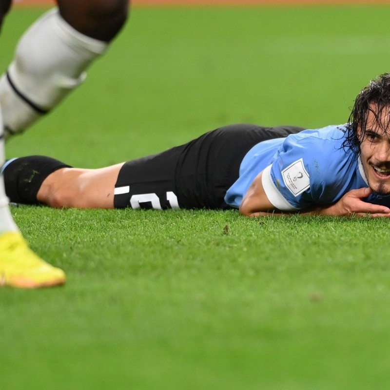 VIDEO | Furioso, Cavani derribó la pantalla del VAR en su salida de la cancha