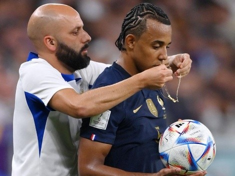 ¿Es reglamentario?: Jules Koundé usó cadenas en el partido entre Francia y Polonia