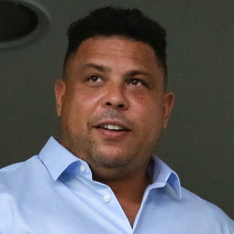 "Me deu uma pernada"; Ronaldo 'chora' após empresário levar camisa 10 ao Flamengo