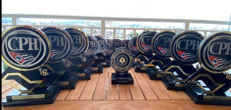Os trofeus de Murakami (Foto: Acervo Pessoal)