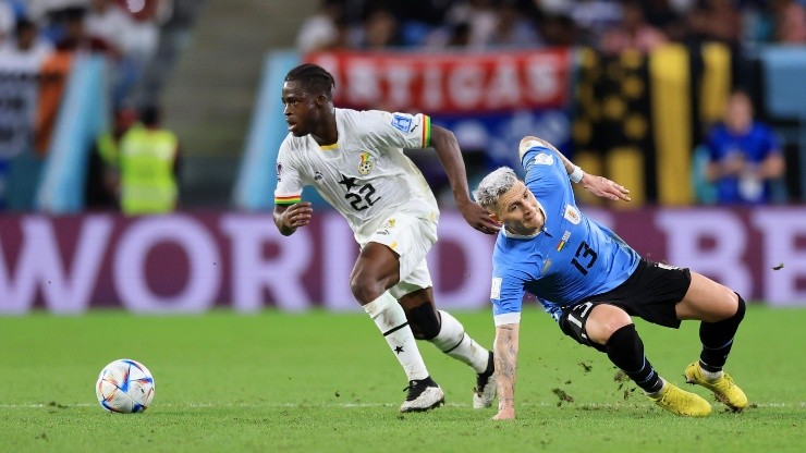 Kamadeen Sulemana domina la pelota ante el uruguayo Guillermo Varela