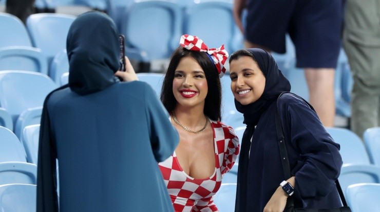 Hombres y mujeres le piden fotos a Ivana Knoll, la novia del Mundial Qatar 2022