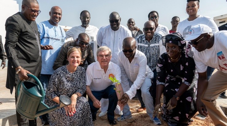 Bach, presidente del COI, durante su visita a Dakar