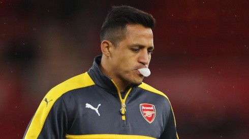 Alexis Sánchez, al igual que muchos jugadores, masticando un chicle antes del partido.
