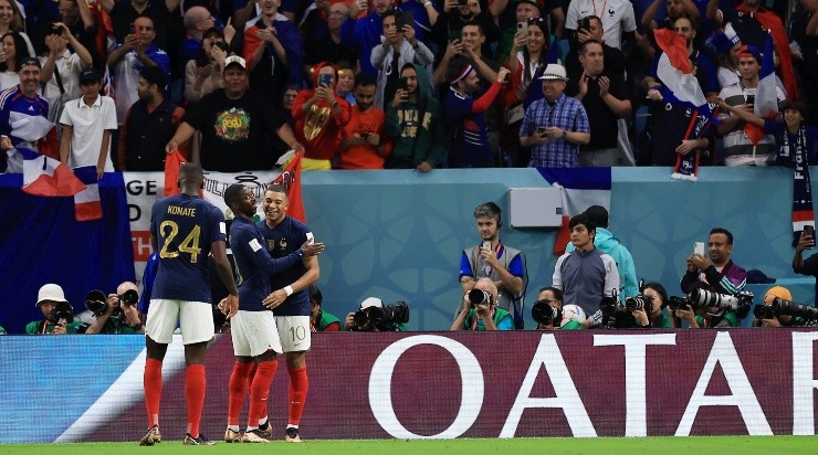 Foto: Buda Mendes/Getty Images - Mbappé e Konaté comemorando gol contra a Austrália.