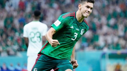 César Montes en el partido México contra Arabia en la Copa del Mundo Qatar 2022.