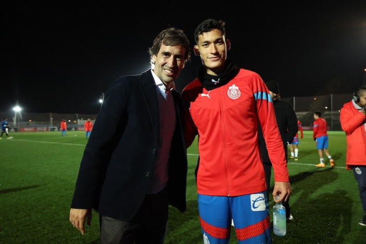 Raúl González con Jesús Orozco Chiquete (foto: Twitter @Chivas)