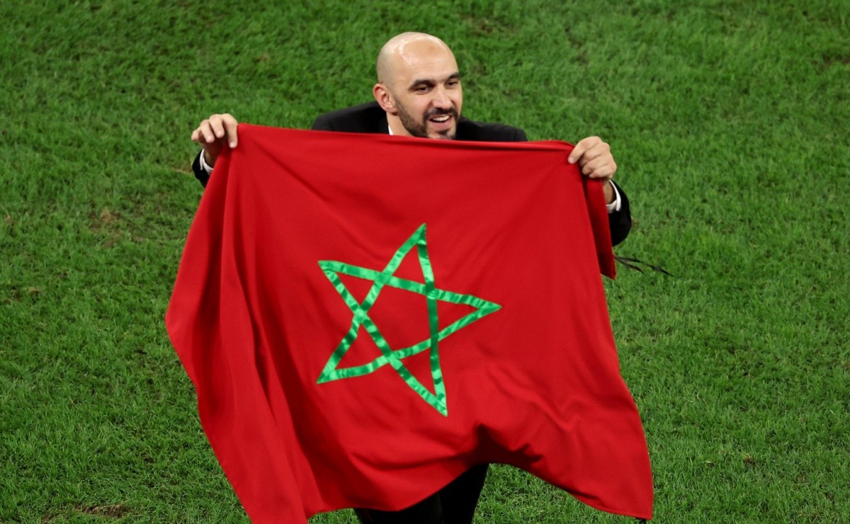 El seleccionador de Marruecos, Walid Regragui, protagoniza una emotiva actuación en Qatar tras eliminar a España del Mundial
