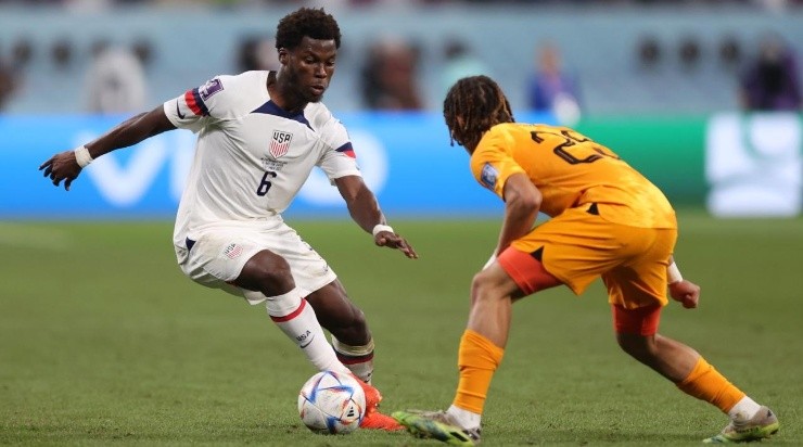 Yunus Musah of United States controls the ball against Xavi Simons of Netherlands during the FIFA World Cup Qatar 2022 Round of 16 match (Photo by Julian Finney/Getty Images)