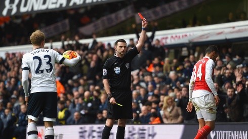 Michael Oliver es el árbitro del partido.