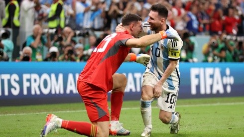 'Dibu' Martínez con Messi, tras la definición por penales.