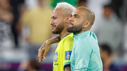 Dani Alves consuela a Neymar tras la eliminación de Brasil en Qatar 2022.