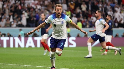 Kane en el festejo de gol de Inglaterra.