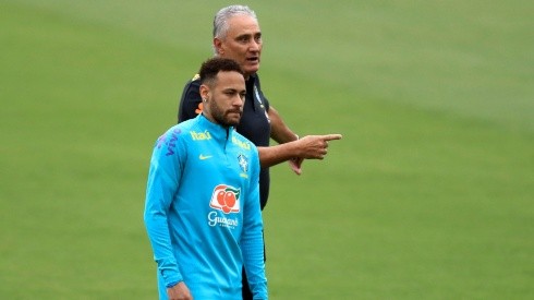 Neymar, junto a Tité, quien ya dejó el cargo de entrenador en Brasil.