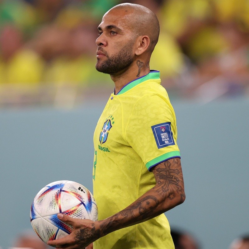 Dani Alves carga con las duras críticas de la prensa por la eliminación de Brasil