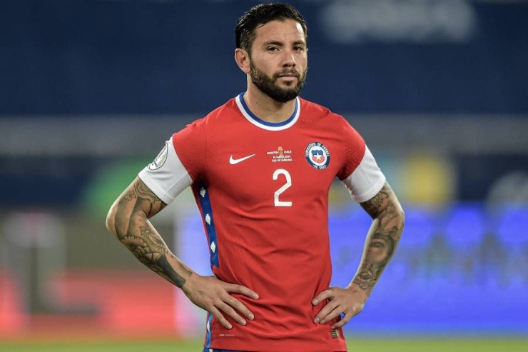 Eugenio Mena arriba a la UC | Foto: Agencia Uno 