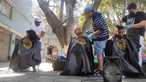 Los barberos americanistas regalaron decenas de cortes a personas en situación de calle.