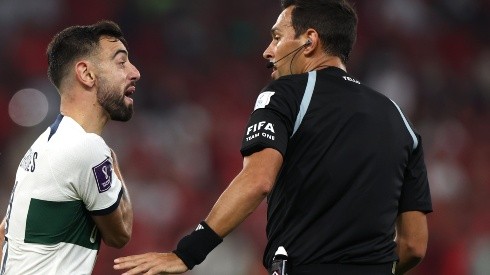 Foto: Francois Nel/Getty Images - Bruno Fernandes reclama com árbitro