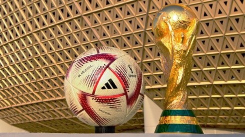 La pelota de las fases finales y el trofeo de Qatar 2022.