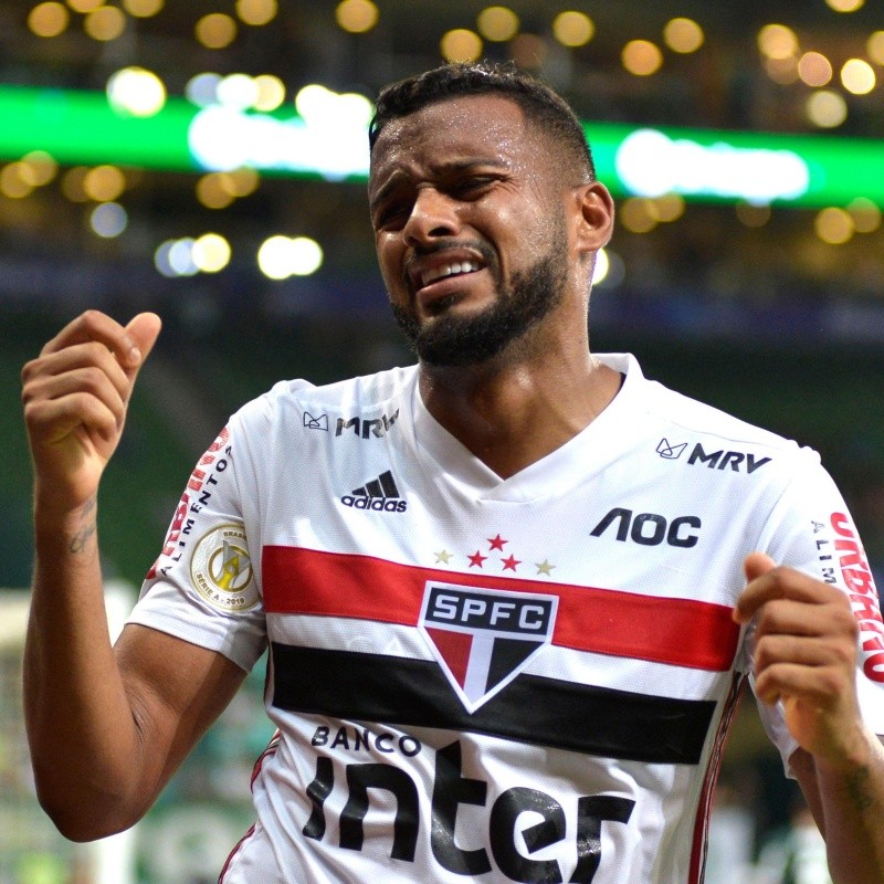 Reinaldo é anunciado pelo Grêmio, após ser dispensado do São Paulo