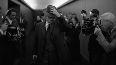 Oppenheimer: nuevas fotos oficiales y detalles de la próxima película de Christopher Nolan.